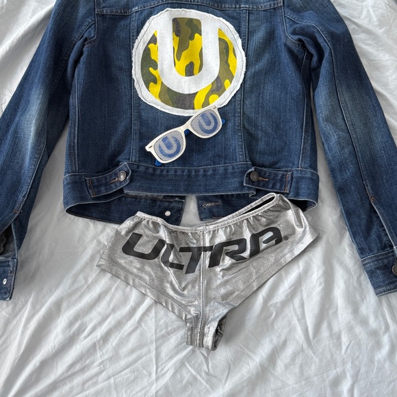 Cute silver boy shorts, Ultra Music Festival - Picture 2 of 4